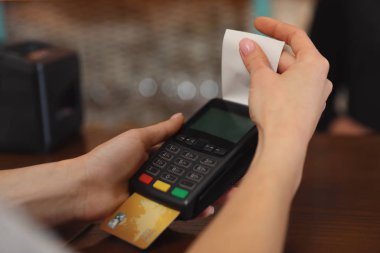 Kafe, closeup olmayan nakit ödeme için kredi kartı makine kullanan kadın. Metin için yer