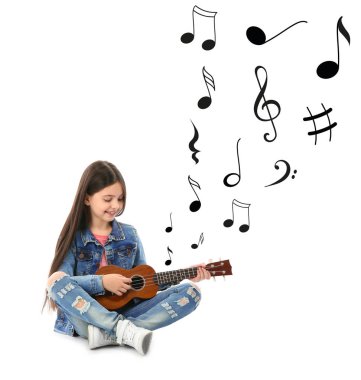 Küçük neşeli kız gitar oynuyor ve beyaz arka planda müzik notları uçan