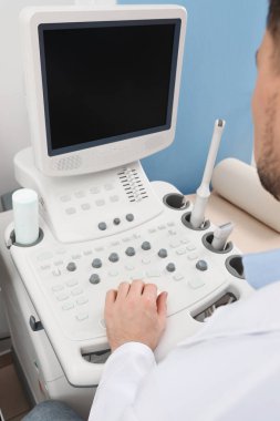 Sonographer klinikte modern ultrason makinesi işletim, çekim