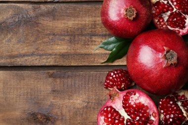 Ahşap arka planda olgun nar ile düz yatıyordu kompozisyon, metin için alan