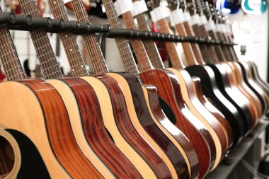 Müzik mağazasında farklı gitarlar Row, çekim