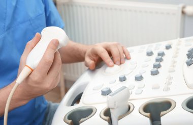 Sonographer klinikte modern ultrason makinesi işletim, çekim