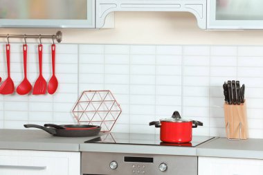 Temiz tencere ve modern mutfak eşyaları