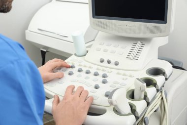 Sonographer klinikte modern ultrason makinesi işletim, çekim