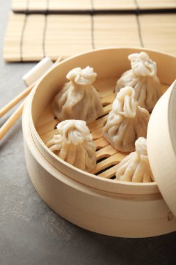Bambu vapur ile lezzetli baozi köfte masada