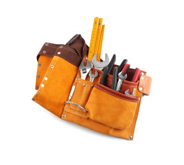 Beyaz arka planda İnşaat aletleri ile deri kemer, üst görünüm