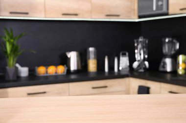 Tezgah ve mutfak iç bulanık görünümü arka plan üzerinde