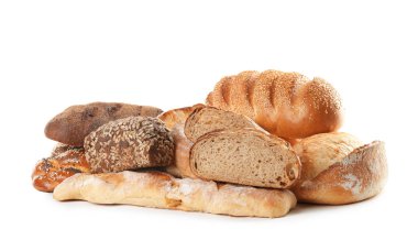 Beyaz arka planda farklı ekmek çeşitleri