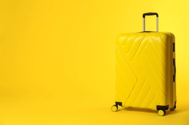 Renkli arka planda şık bavul. Metin alanı