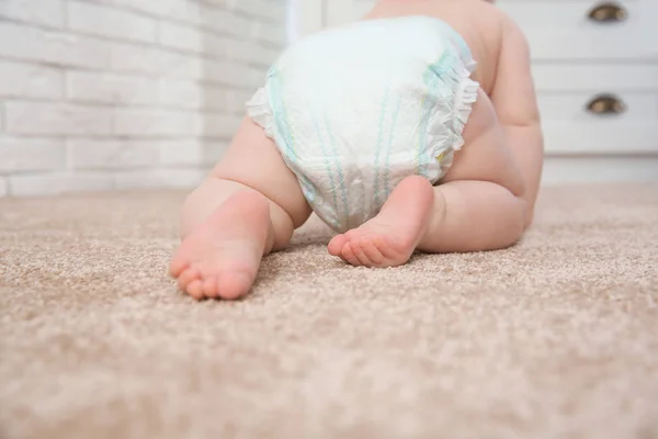 Lindo bebé arrastrándose en la alfombra en el interior, primer plano — Foto de Stock