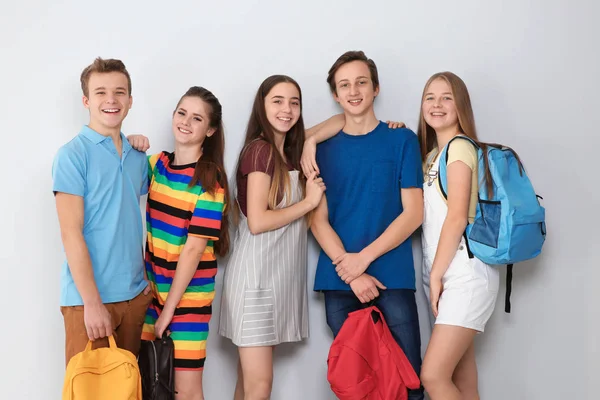 Grupo de adolescentes sobre fondo claro. Estilo de vida juvenil y amistad —  Fotos de Stock