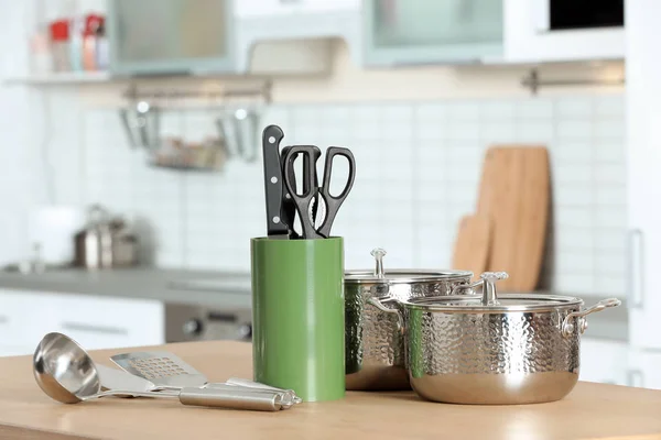 Conjunto de utensílios de cozinha limpos e utensílios na mesa na cozinha. Espaço para texto — Fotografia de Stock