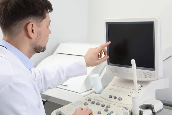 Sonógrafo profesional que utiliza una moderna máquina de ultrasonido en la clínica — Foto de Stock