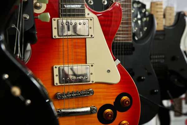 音楽店で現代のエレキギター、クローズアップ — ストック写真