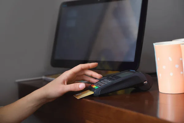 Frau benutzt Kreditkartenautomat für bargeldlose Zahlung im Café, Nahaufnahme — Stockfoto