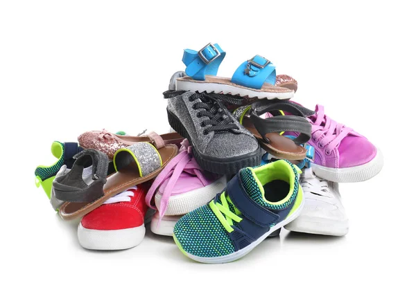 Montón de zapatos diferentes sobre fondo blanco — Foto de Stock