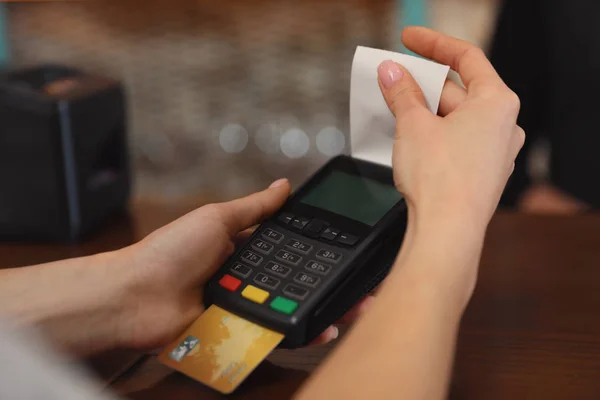 Mujer que utiliza la máquina de tarjeta de crédito para el pago sin efectivo en la cafetería, primer plano. Espacio para texto — Foto de Stock