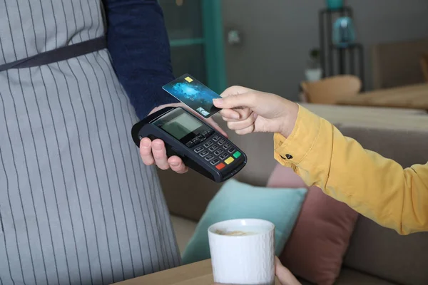 Klant met behulp van creditcard machine voor niet-contante betaling in Cafe, close-up — Stockfoto