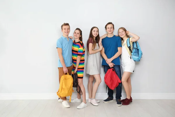 Grupo de adolescentes contra parede leve. Estilo de vida e amizade dos jovens — Fotografia de Stock