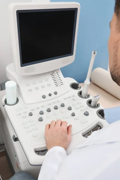 Sonographer klinikte modern ultrason makinesi işletim, çekim — Stok fotoğraf