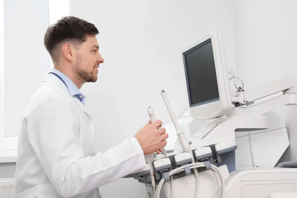 Sonographer operating modern ultrasound machine in clinic — Stock Photo, Image