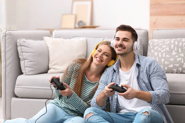Emocional joven pareja jugando videojuegos en casa — Foto de Stock