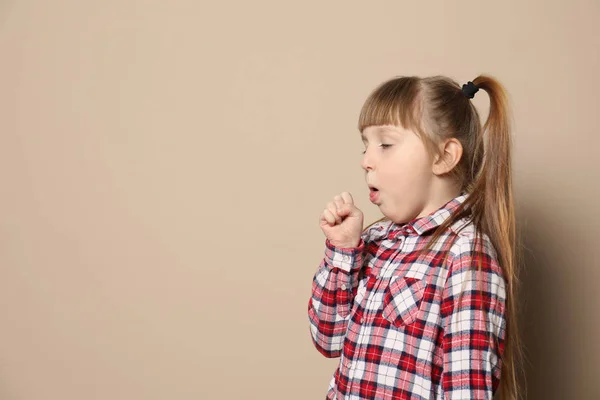Linda niña tosiendo contra el fondo de color. Espacio para texto —  Fotos de Stock