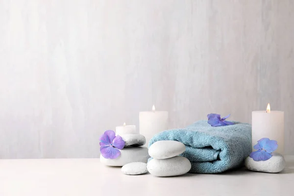 Composición con piedras zen, toalla y velas sobre la mesa sobre fondo claro. Espacio para texto —  Fotos de Stock