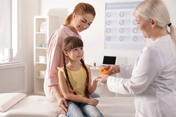 Mãe com criança visitando médico no hospital — Fotografia de Stock