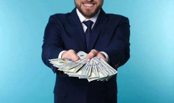 Επιχειρηματίας κρατώντας τα χρήματα για το χρώμα φόντο, κοντινό πλάνο — Φωτογραφία Αρχείου