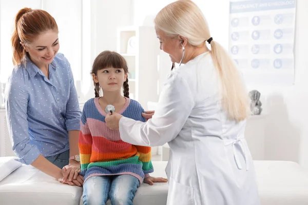 Mère avec enfant médecin visiteur à l'hôpital — Photo