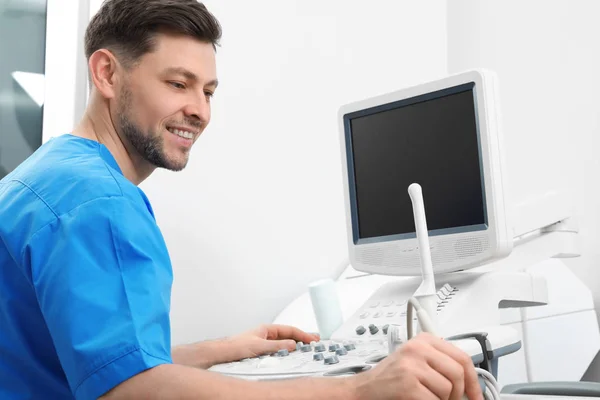 Profesyonel radyolog modern ultrason makinasıyla klinikte — Stok fotoğraf