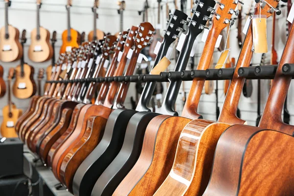 Müzik mağazasında farklı gitarlar satır — Stok fotoğraf