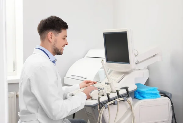 Sonograf bedient modernes Ultraschallgerät in Klinik — Stockfoto