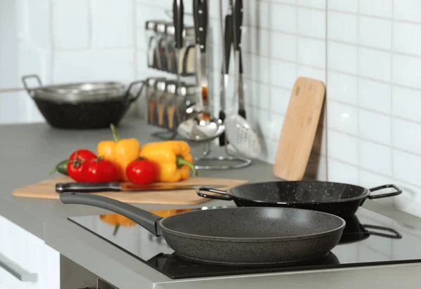 Louça de cozinha limpa e utensílios na mesa na cozinha — Fotografia de Stock