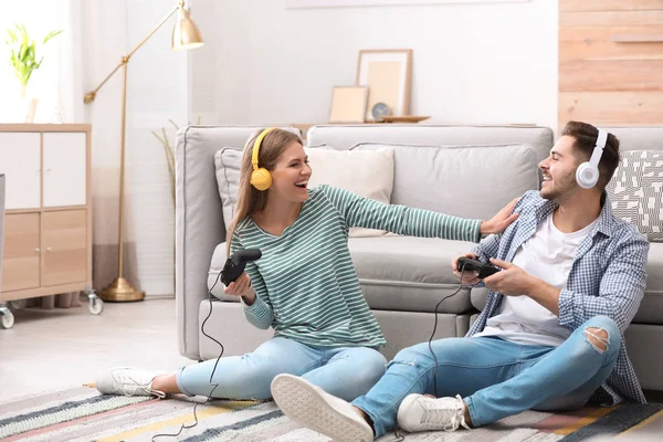 Emotionele jonge koppel spelen videospelletjes thuis — Stockfoto