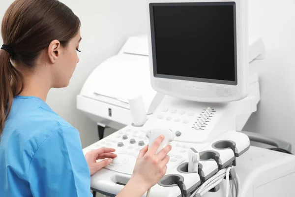 Sonógrafo operando máquina de ultra-som moderno na clínica — Fotografia de Stock