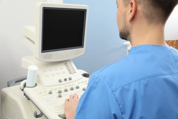 Sonographer operating modern ultrasound machine in clinic — Stock Photo, Image