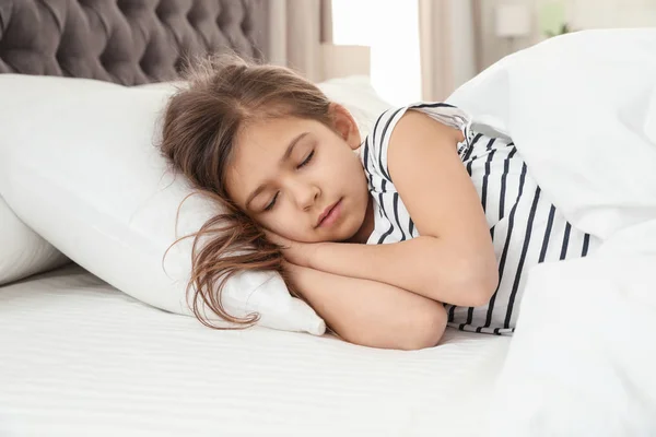 Çift yatakta uyuyan sevimli küçük kız — Stok fotoğraf