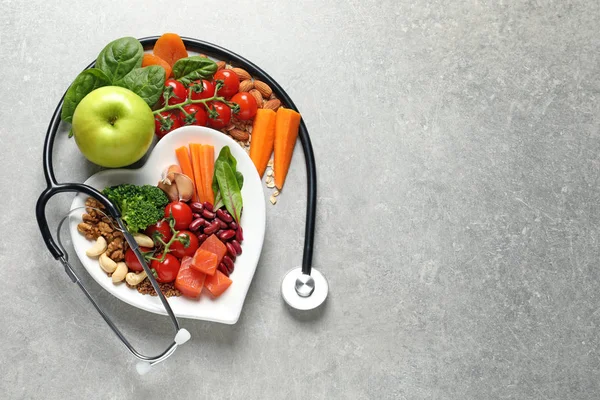 Плоска композиція з тарілкою здорових продуктів харчування та простір для тексту на сірому фоні — стокове фото