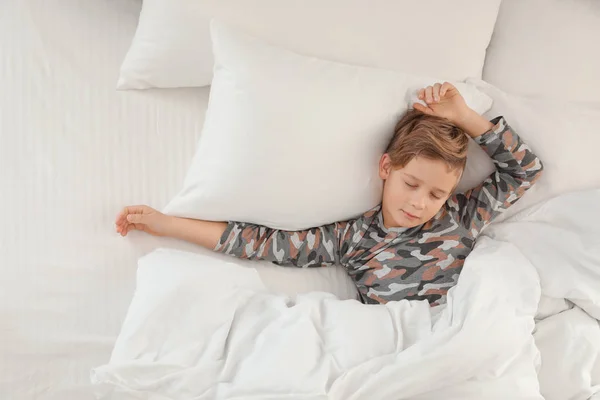 Aranyos fiú alszik az ágyban, fent nézetben — Stock Fotó