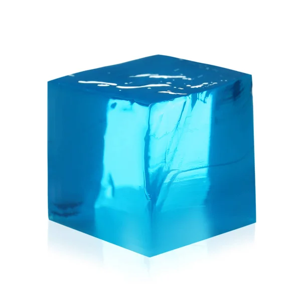 Delicioso cubo de geleia azul no fundo branco — Fotografia de Stock