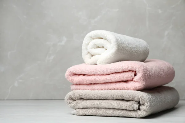 Montón de toallas frescas en la mesa. Espacio para texto — Foto de Stock