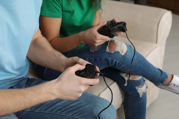 Jeune couple jouant à des jeux vidéo à la maison, gros plan — Photo
