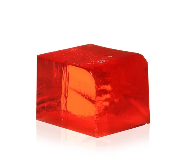 Délicieux cube de gelée rouge sur fond blanc — Photo