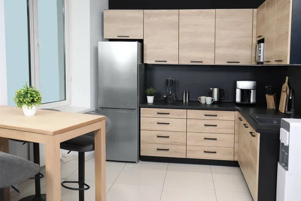 Μοντέρνα κουζίνα εσωτερικό με νέα έπιπλα και ηλεκτρικές συσκευές — Φωτογραφία Αρχείου