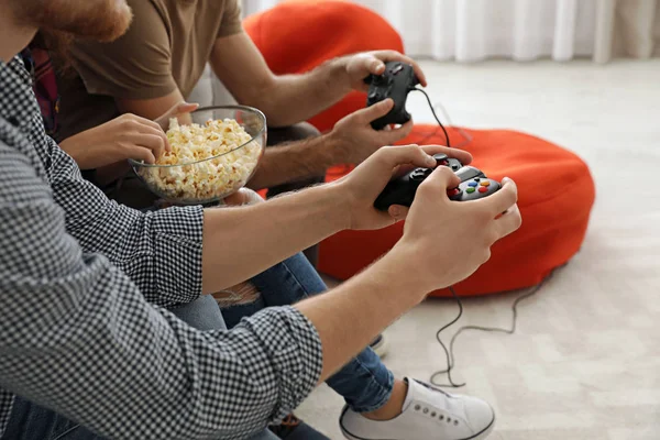 Grupo de amigos jugando videojuegos en casa, primer plano — Foto de Stock