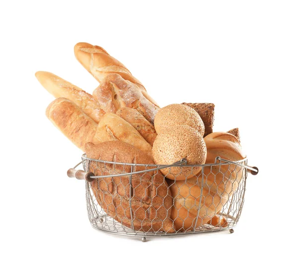 白い背景に異なる種類のパンを持つ金属籠 — ストック写真