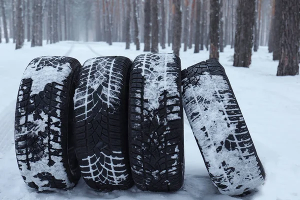 A friss hó, erdő közelében új téli gumik — Stock Fotó