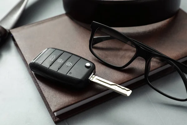 Composição com acessórios masculinos e chave do carro no fundo cinzento — Fotografia de Stock